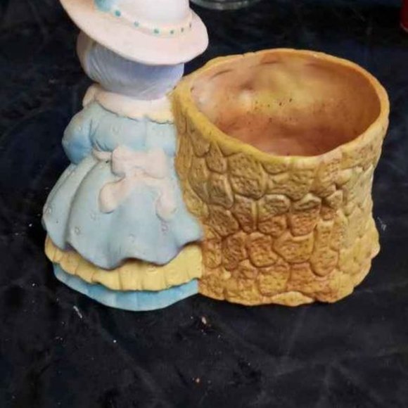 VINTAGE 1990S MRS.BUNNY IN EASTER ATIRE PORCELAIN PLANTER FIGURINE - Picture 3 of 4